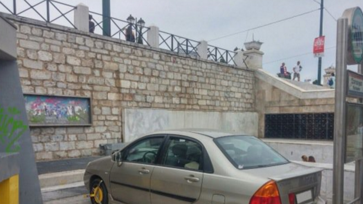 Το παρκάρισμα του «Ελληναρά» στο Σύνταγμα που έγινε viral!